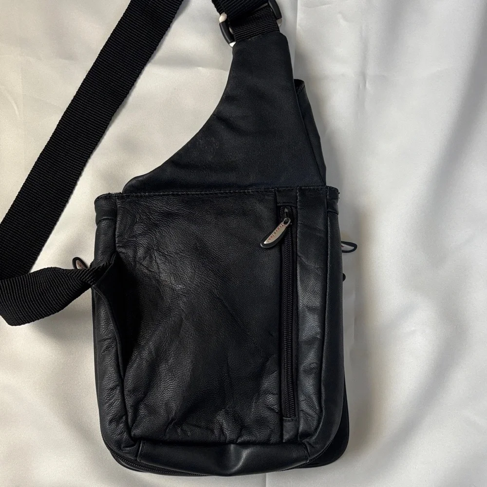 Travelon Luggage Anti-Theft Bag Tan 3 Zippered Compartments